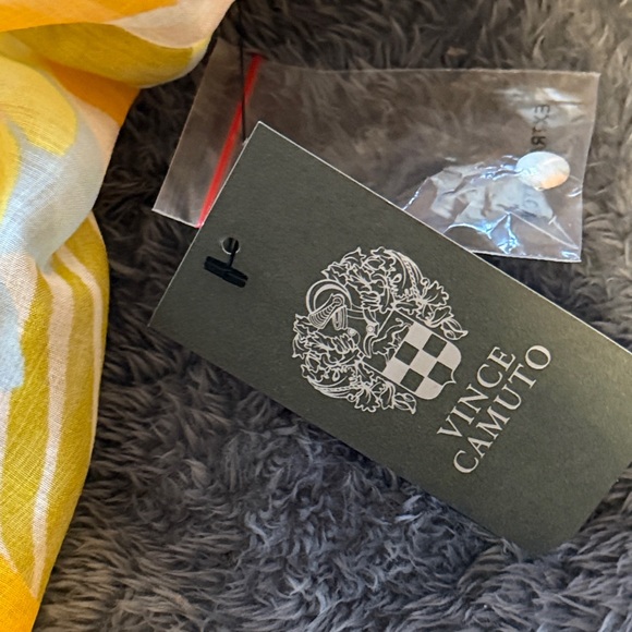 Vince Camuto floral top nwt - Picture 7 of 10